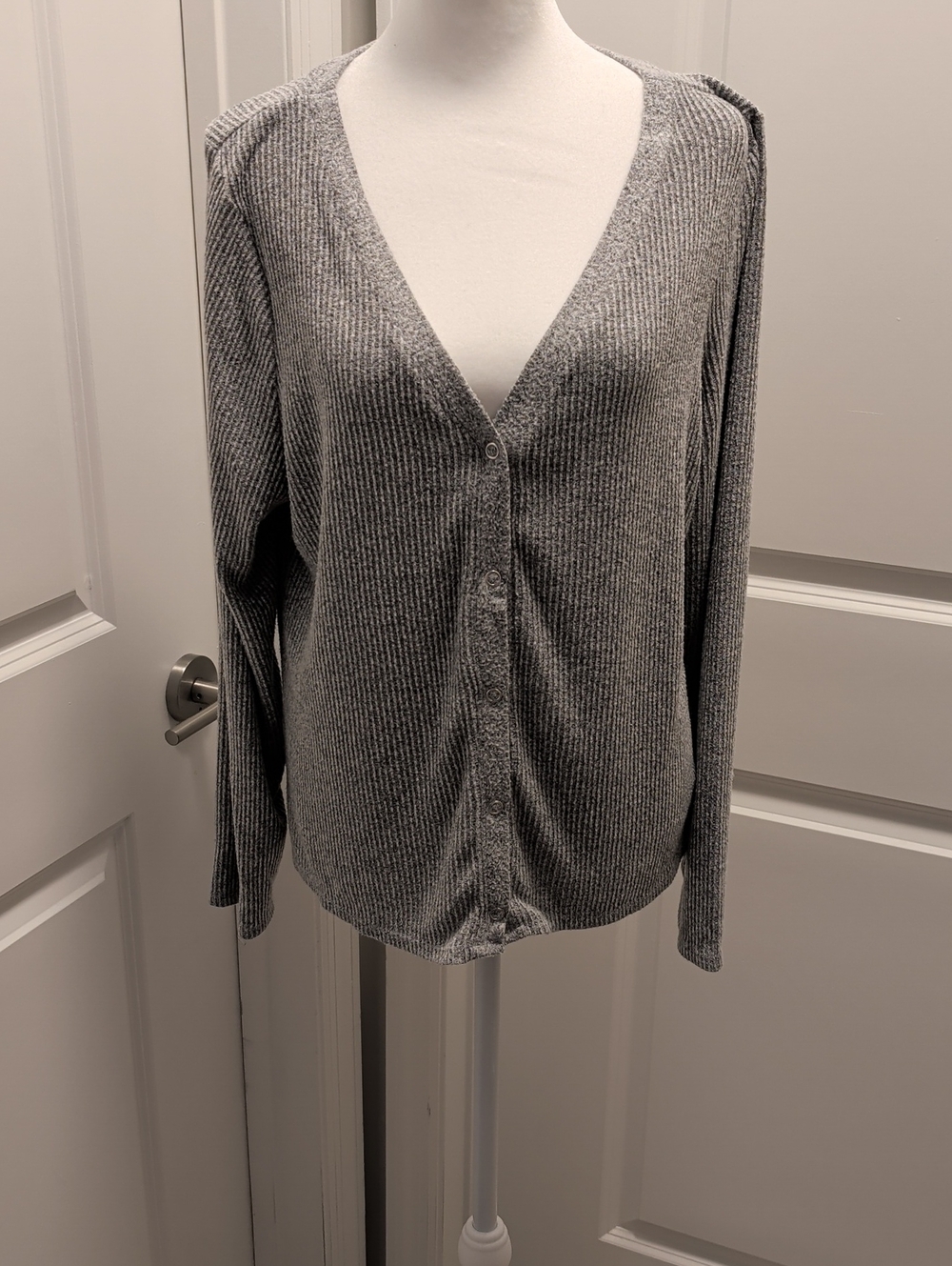 TAHARI- Size XL  Heather Gray Ribbed V-Neck Button Cardigan